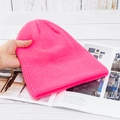 Makroaufnahme der neonpinken Strickmütze mit vertikaler Rippstruktur und weichem Material - Hohe Elastizität / Dunkelrosa