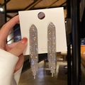 Funkelnde geometrische Dreieck-Ohrringe mit langen Quasten und Silbernadelstecker - Silber