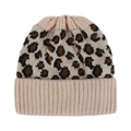 Détail d'un bonnet en tricot léopard avec revers côtelé épais pour l'hiver - Rose