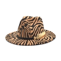 Détail du chapeau fedora zébré avec bandeau en cuir noir et accessoire feuille dorée - M (56-58cm) / Camel