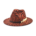 Chapeau fedora en laine zébrée avec ruban noir et breloque dorée sur fond blanc - M (56-58cm) / Bordeaux