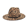 Cappello fedora zebrato a tesa larga con fascia in pelle nera e dettagli metallici - Cammello / M (56-58cm)