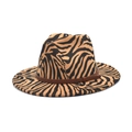 Dettaglio cappello fedora a tesa larga con stampa zebrata arancione e fascia decorata - M (56-58cm) / Cammello