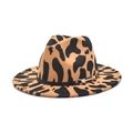 Dettaglio del cappello fedora leopardato con fascia in pelle nera e fibbia dorata - M (56-58cm) / Cammello