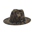 Detailansicht eines olivgrünen Fedora mit Zebramuster und Schnallenlederband - M(56-58cm) / Armeegrün