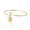 Elegante bracciale rigido in acciaio dorato con una perla e ciondolo a quadrifoglio su bianco - Oro (KB115758-K)