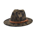 Detail eines olivgrünen Fedora mit Leopardenmuster und braunem Wildlederband mit Metallschnalle - M (56-58cm) / Armeegrün