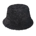 Detailopname van zwarte pluizige bucket hat van imitatiebont met zachte textuur - 58cm / Zwart