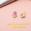 Ciondolo cuore in smalto rosa con placcatura in oro e dettaglio perla bianca su fondo rosa - Viola