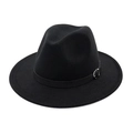 Détail du chapeau en laine noire avec bande en cuir et boucle de réglage en métal argenté - Réglable / Noir