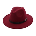Détail du chapeau fedora en laine bordeaux avec ruban noir et boucle en métal argent - Réglable / Bordeaux