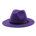 Détail d'un chapeau fedora en feutre violet avec bande en cuir noir et boucle argentée - Réglable / Violet