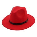 Détail d'un chapeau fedora rouge en laine avec ruban cuir noir et boucle métal - Réglable / Rouge