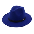 Detail van de koningsblauwe wollen fedora hoed met zwarte leren band en zilveren gesp - Verstelbaar / Blauw