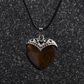 Colgante de corazón ojo de tigre con adorno de plata y cordón de cuerda negra encerada - Lazo Corazón Ojo de Tigre