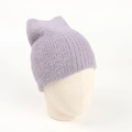Detalle de gorro de punto violeta claro con orejas de zorro en un modelo de cabeza - Talla única / Morado