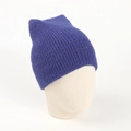 Detalle del gorro de punto morado con orejas de gato y textura suave de piel sintética - Talla única / Azul