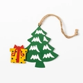 Metall-Christbaumschmuck mit Tannenbaum und gelber Geschenkbox an Hanfseil - Weihnachtsbaum und Geschenkbox