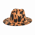 Detailopname van de wollen fedora hoed met koeienprint in bruin en zwart met brede rand - M(56-58cm) / Khaki