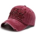 Casquette vintage bordeaux en coton délavé avec broderie New York et détails déchirés - Réglable / Rouge