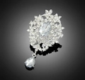 Vista macro di una spilla d'argento vintage con cristalli chiari e pendente a goccia - Zirconia bianca placcata argento (C040-A)