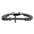 Detalle de pulsera de cuentas negras con colgante de cruz micro-pavé y cordón ajustable - Color gunmetal