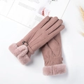 Détail de gants thermiques rose poudré avec bordure en fourrure et boucle dorée - Taille unique / Violet
