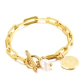 Bracciale a catena a graffetta dorata con perla bianca e chiusura a barra su sfondo bianco - Bracciale Oro (KB138412-Z)