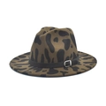 Dettaglio del cappello in feltro con motivo mucca e cinturino in pelle nera con fibbia - M(56-58cm) / Verde Militare
