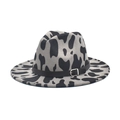 Dettaglio cappello fedora con stampa mucca, cinturino in pelle nera e fibbia argento - M(56-58cm) / Grigio