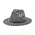 Detail van de wollen hoed met zebraprint, zwarte lederen band en gouden gesp - M (56-58cm) / Grijs