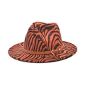Dettaglio cappello fedora zebrato con strisce tigre arancioni e fibbia a fascia in pelle - M (56-58cm) / Borgogna