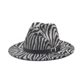 Detail eines Woll-Fedoras mit Zebramuster, schwarzem Lederband und Silberschnalle - M (56-58cm) / Grau