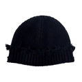 Détail d'un bonnet en maille gaufrée noire avec bords effilochés au style vintage streetwear - Bonnet Docker Distressed / Noir