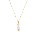 Gros plan détaillé du collier pendentif bambou doré avec jade blanc et zircons incrustés - Chaîne Lèvres / Or avec pendentif blanc