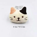 Detailansicht einer Plüschkatzen-Brosche, H 5cm x B 5,8cm, mit süßem Stickgesicht - Cremefarbene Katze