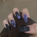 Matte lila und schwarze Flammen-Kunstnägel zum Aufkleben mit Gothic-Karomuster-Design - Violett Schwarz Flamme Schachbrett Stil (JP918)