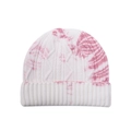 Nahaufnahme der Zopfmuster-Struktur an einer weiß-rosa Batik-Mütze mit Rippenrand - Rosa und Weiß Tie-Dye
