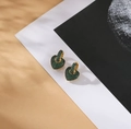 Detailansicht herzförmiger Goldohrringe mit grünen Zirkonia-Steinen und Klappverschluss - Grün