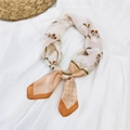Elegante foulard in seta a fiori beige con bordo arancione e stile annodato - Fiore di Coppia Arancione