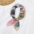 Elegante foulard di seta quadrato con motivi floreali vintage rosa e verde oliva sfumato - Volpe Rosa Banana