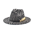Détail du chapeau fedora motif zèbre avec ruban en cuir noir et plume dorée - M (56-58cm) / Gris