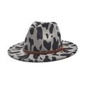 Dettaglio di cappello in feltro maculato con fascia in cuoio marrone e tesa larga piatta - M(56-58cm) / Grigio