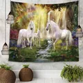 Dettaglio dell'arazzo con famiglia di unicorni su parete con lampade a gabbia - 150x130cm / Stile 1-Unicorno Bosco Cascata