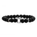 Makroaufnahme von matten schwarzen Steinperlen mit silbernem Kronenanhänger-Armband - Matte Stein Silber Krone
