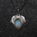Halskette mit Herzanhänger, Silber-Engelsflügeln und Opal-Perle auf schwarzer Kordel - Milchweiß (Opal)