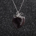 Elegante collar de acero inoxidable con colgante de corazón púrpura y detalle de lazo - Colgante de Amatista Corazón con Lazo / Morado