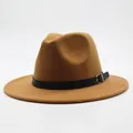 Détail d'un chapeau fedora en feutre camel avec ceinture en cuir noir et boucle argentée - Réglable / Chameau