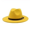 Detail van gele wollen fedora hoed met zwarte lederen band en metalen gesp accessoire - Verstelbaar / Geel