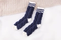 Chaussettes de sommeil en polaire corail bleu foncé avec rayures blanches - Taille unique / Bleu marine